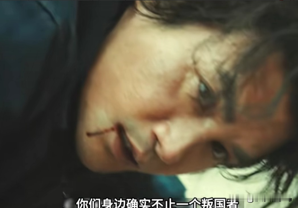 真的被《交锋》这段香港逃亡戏吓到！反转密到窒息，结尾伏笔直接后背发凉😨
说真的，追《交锋》最上头的不是直白打斗，是这种步步挖坑、全员算计、一秒一个反转的谍战拉扯！
尤其是曹了平跑路香港这几集，我全程攥着手机看，神经一刻都松不下来，太刺激了！
其实曹了平早就知道自己泄密的事藏不住了，彻底慌了。
直接在