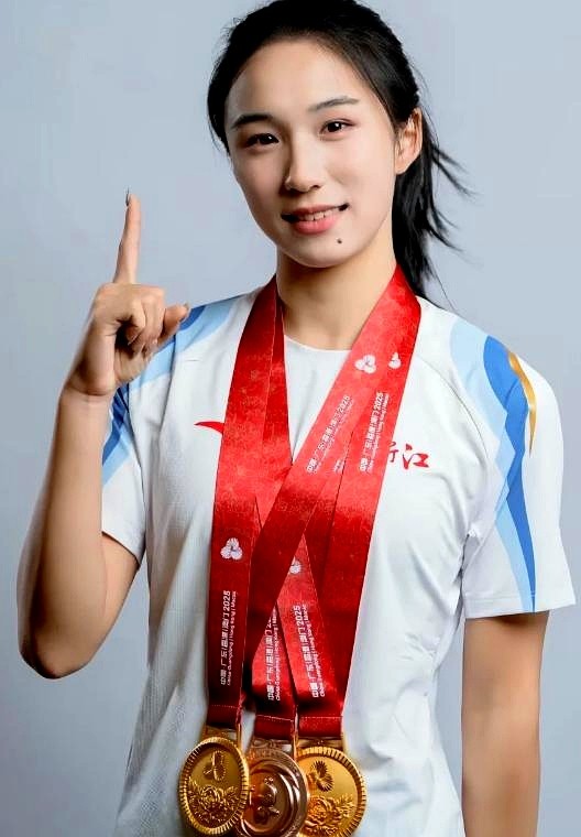 17岁田径天才少女陈妤颉，当着全国镜头的面，直接追问奥运冠军汪顺，能不能当她姐夫。

面对这句玩笑，汪顺没接茬，反手就把手里的泳帽一把塞进小姑娘怀里，引得现场一片哄笑。

一个是刚打破百米纪录的赛场狠人，一个是身经百战的游泳队老大哥。平时别的同门师兄妹碰面连招呼都打得客客气气，这俩人倒好，硬是把采访