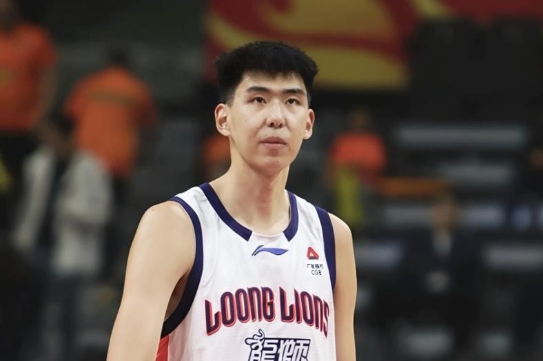 徐昕租借合同解除，广东广州两队联手放行，全力推他去NCAA闯荡。徐昕本人目前在北京埋头特训，状态保持得不错，但说实话，这步棋走得够悬。夏联那会儿没动身，现在名额早被抢光，中锋位置最讲究先到先得，拖到现在过去大概率就是板凳坐穿。支持年轻人走出去学先进理念，可时机这东西错过就是错过，硬闯未必是勇气，也可