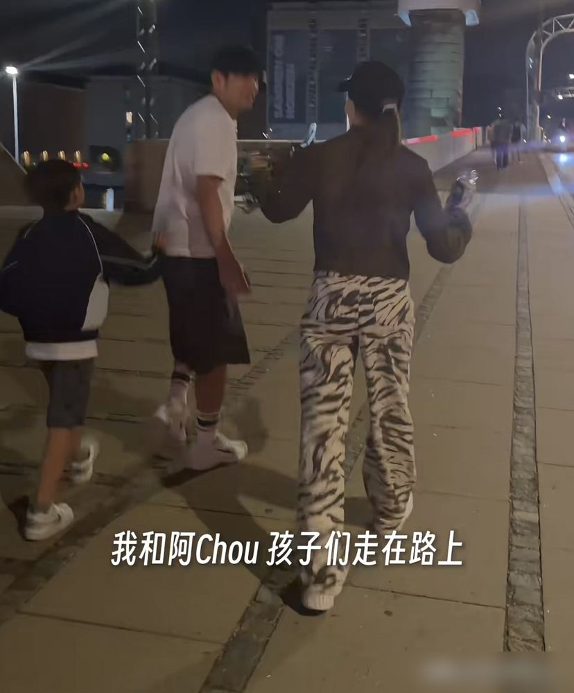 丹麦街头，昆凌当众一巴掌拍在周杰伦肚子上，他低头笑了。
那肚子，实打实的圆。
搁十年前，谁敢想这是那个62公斤、搓衣板腹肌的周杰伦。
2016年他自己在节目里招了，婚后三年胖了13公斤，还嘴硬说大家都看不出来。
粉丝直接甩出对比图，热搜挂了一天。
那会儿评论区全是月半伦、撞脸钱枫，催他减肥