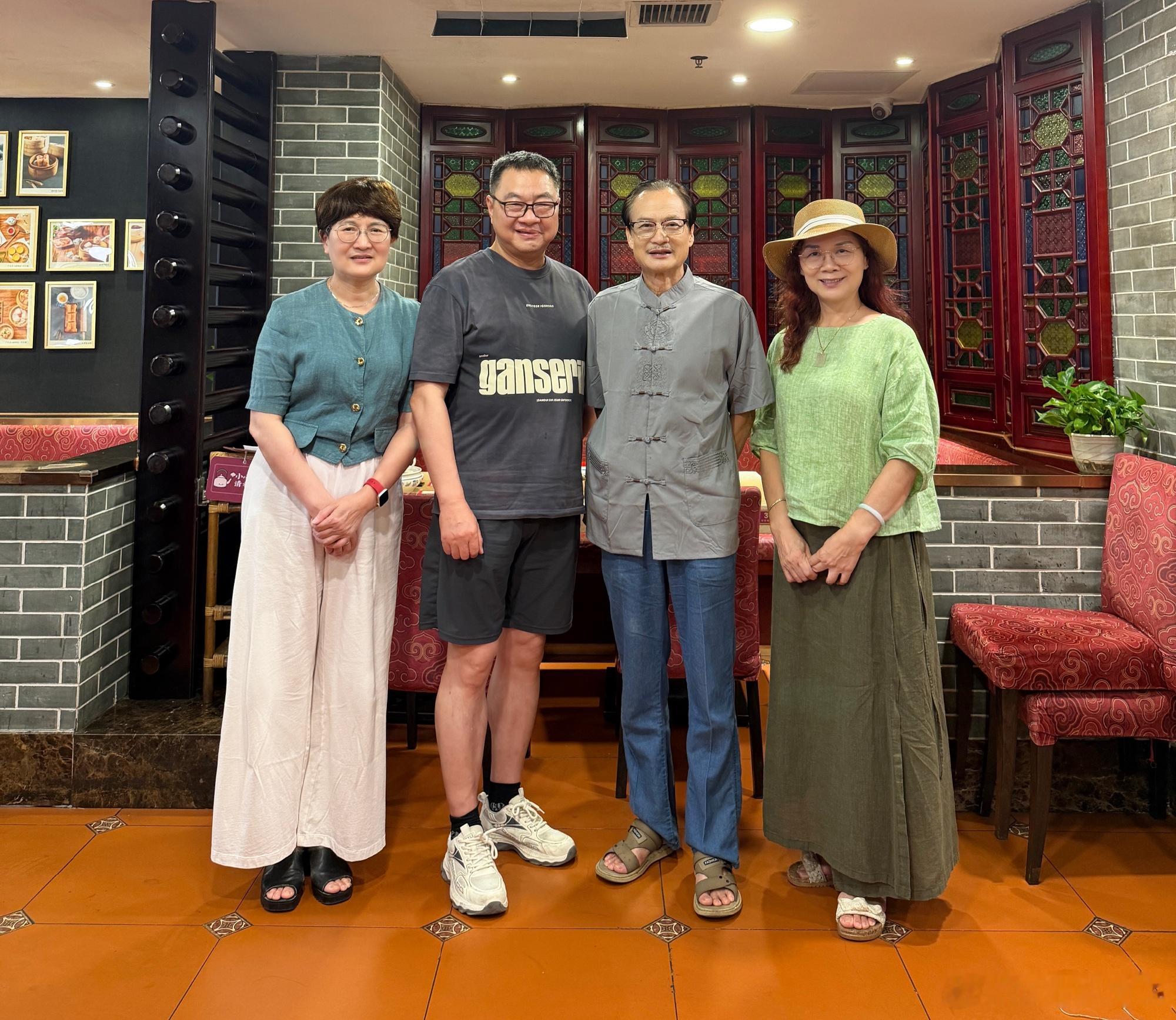  与画坛两位大师苏星、刘比华相聚北京路。苏老师说你有兴趣可以学下壁画...