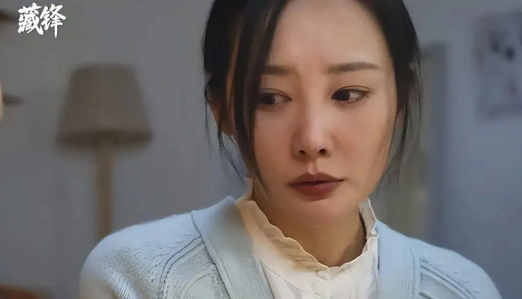 《藏锋》视频网站已经收官，就个人看法，这是一部不合格的公安剧。

说看点，没有看点，网上吐槽剧情的，多过夸赞剧情的。

说宣传点，没有宣传点，看不出来这部剧宣传点在哪里？

主角谭彦，在宣传处当副处长，就是一个官油条，没有一点正能量。

后来调任特警支队，本是带着任务去的，即扭转特警支队政工考核排名