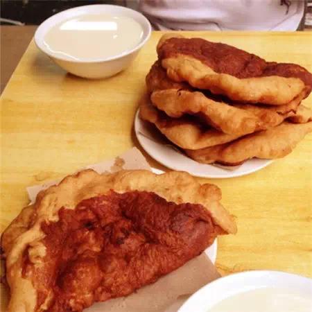 很多人都以为白米饭是升糖最快的主食，事实并不是这样，凉皮，葱油饼，南瓜粥这类食物，对血糖的影响会更大。
 
主食升糖快慢，核心看淀粉糊化程度，还有加工方式。长时间熬煮的粥品，淀粉充分糊化，进入身体吸收速度很快。糯米类食物也是如此，支链淀粉更容易分解，血糖上升速度会远超普通米饭。还有糖油搭配的面食，油
