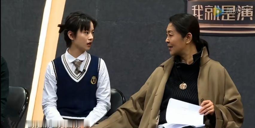 倪萍当年在节目里问李庚希大学读没读完，李庚希直接说高中就退学回来拍戏了，北电中戏都考过，没考上。她初中就去美国念书，后来徐静蕾带她入行，戏一部接一部拍，乔英子、沈墨这些角色确实让人记住了。但倪萍当时还补了一句，说认识纽约电影学院副院长，想上可以帮忙推荐。这话听着轻巧，可普通人艺考挤破头也够不着那条线