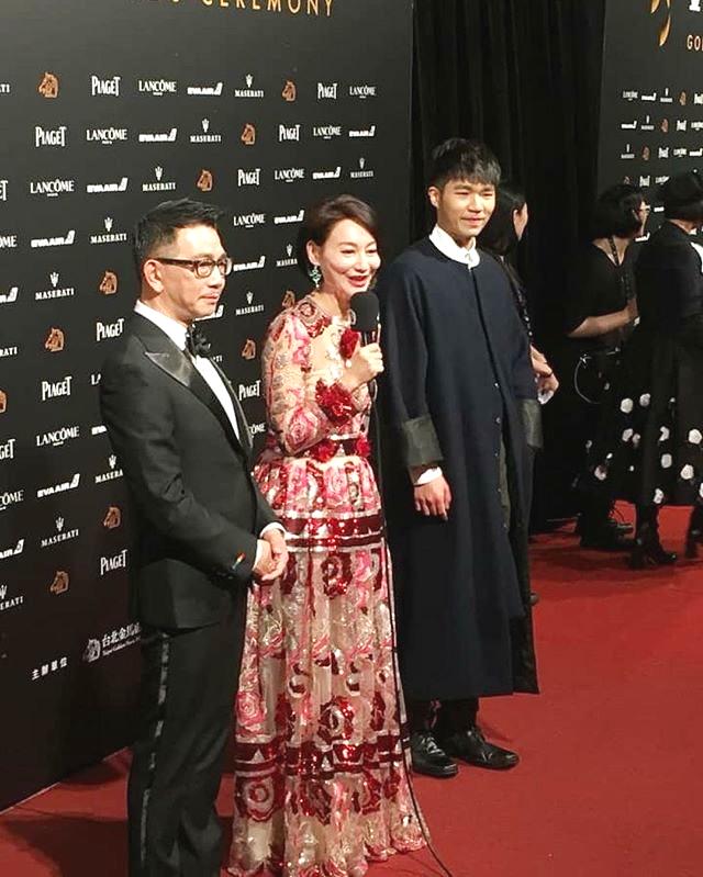 芭莎盛典红毯：杨幂白鹿好美，李庚希造型看不懂，罗晋脸变圆润，现场生图一经流出，网上的讨论热度持续走高。
 
杨幂压轴出场，镜头下的状态依旧稳定，一举一动从容舒展，造型和她自身气质契合，拿下了不少好评。白鹿作为开毯的艺人，最先和大家见面，红毯节奏把握得当，整套造型清爽亮眼，很多观众看完都给出认可的评价