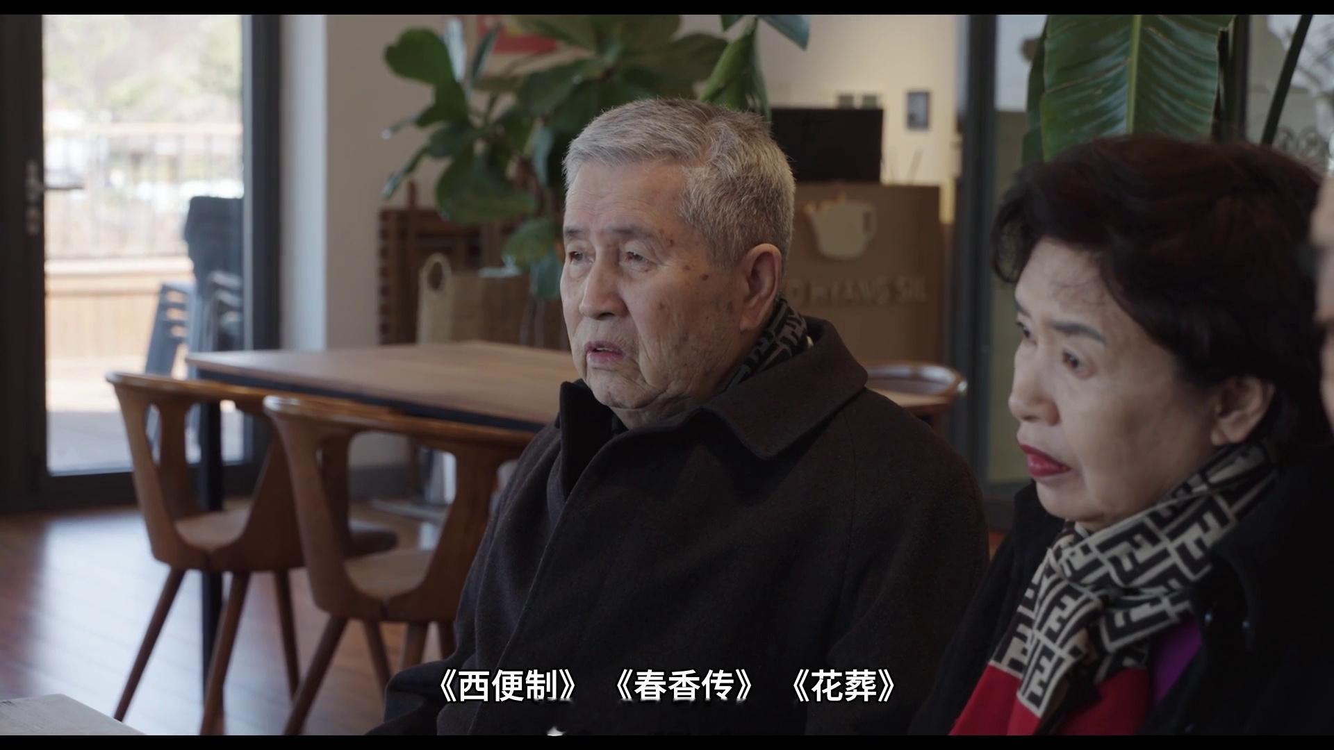 #汤唯[超话]#  坚守初心，很难！但正如董卿说的，所有的光鲜亮丽，背后都有辛苦付出；所有的现世静好，背后都是咬牙坚持。
88岁的釜山国际电影节创始人金东虎，拄着拐杖扛起摄像机，拍出了一部献给影院的纪录片《金先生去电影院》，这也是他执导的首部长篇作品。
采访阵容：超过100位亚洲电影人出镜， ​