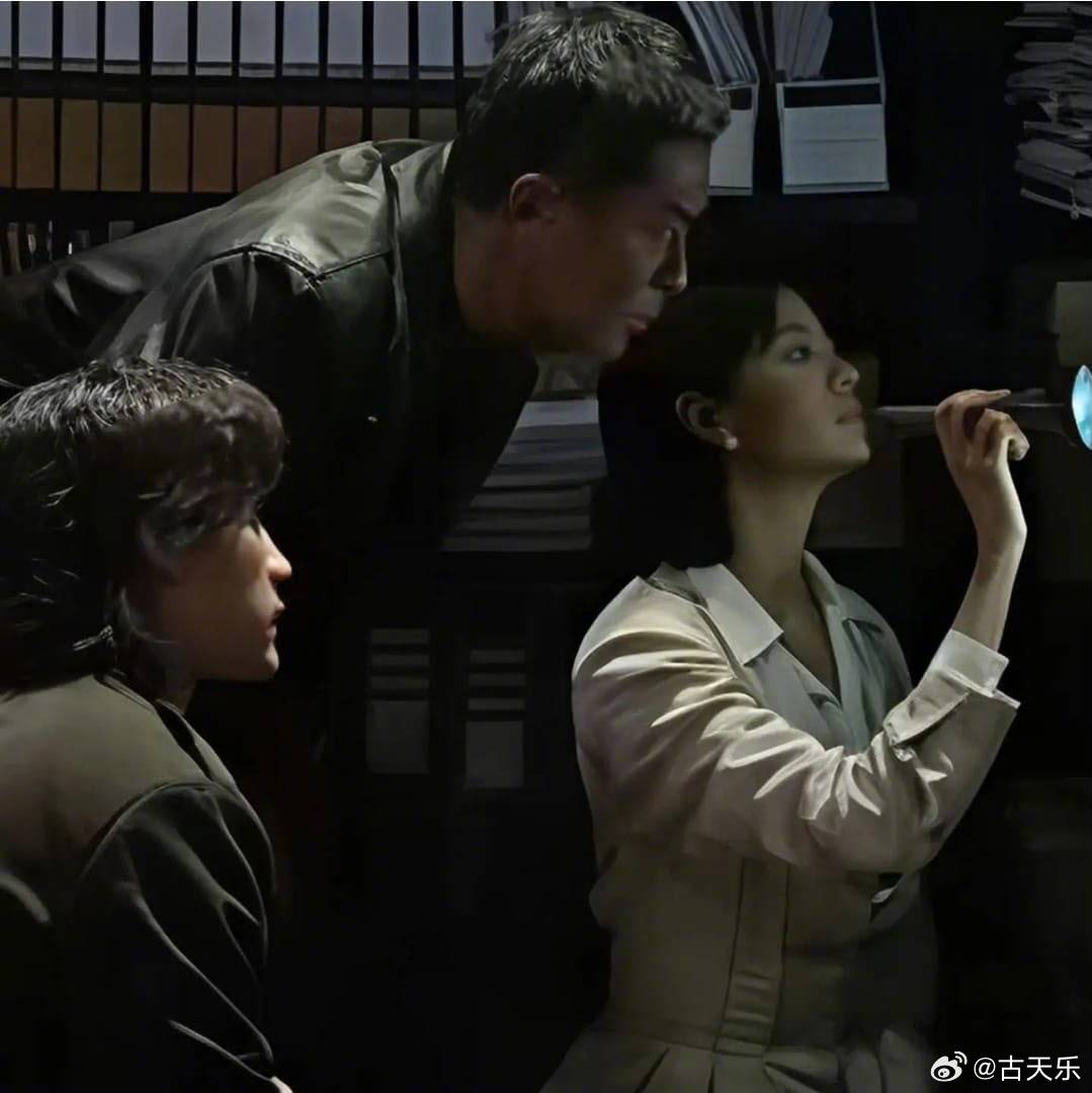 全新火花

這次《偵戰》與新世代演員合作，
充滿全新火花！
首次擔任女主角的 Amy 盧慧敏飾演一名法醫，
她開拍前特地報讀動作特訓班，
不少高難度動作都親身上陣！
第一次來港拍戲的此沙同樣敬業，
他甚至連對手的廣東話對白也全背下來，
現在他已學懂不少廣東話，
為片場帶來不少歡樂，
請大家支持更 ​