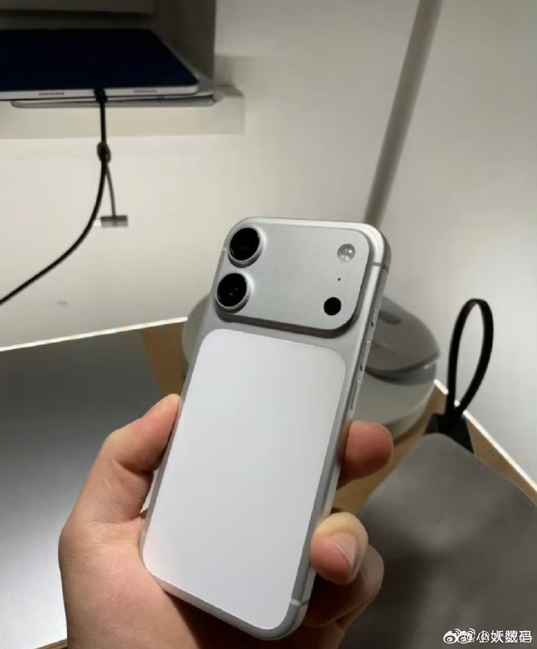 #iPhone18外观曝光#果子的丐版，还是果子的钱好赚！ ​