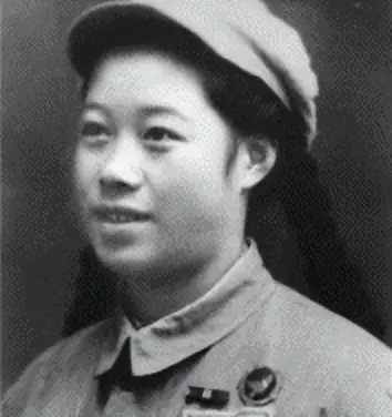朝鲜战场最难启齿的一幕：一名年仅17岁的女卫生员，为了把战友从死亡线上拉回来，不得不跨越了常人难以想象的羞耻底线，此后整整三十年，她对这段经历守口如瓶，直到秦基伟将军的回忆录道出真相，她的身份才公之于众……
 
这事发生在1952年的上甘岭战役，五圣山背面的坑道病房里。
女卫生员叫王清珍，那年刚满1