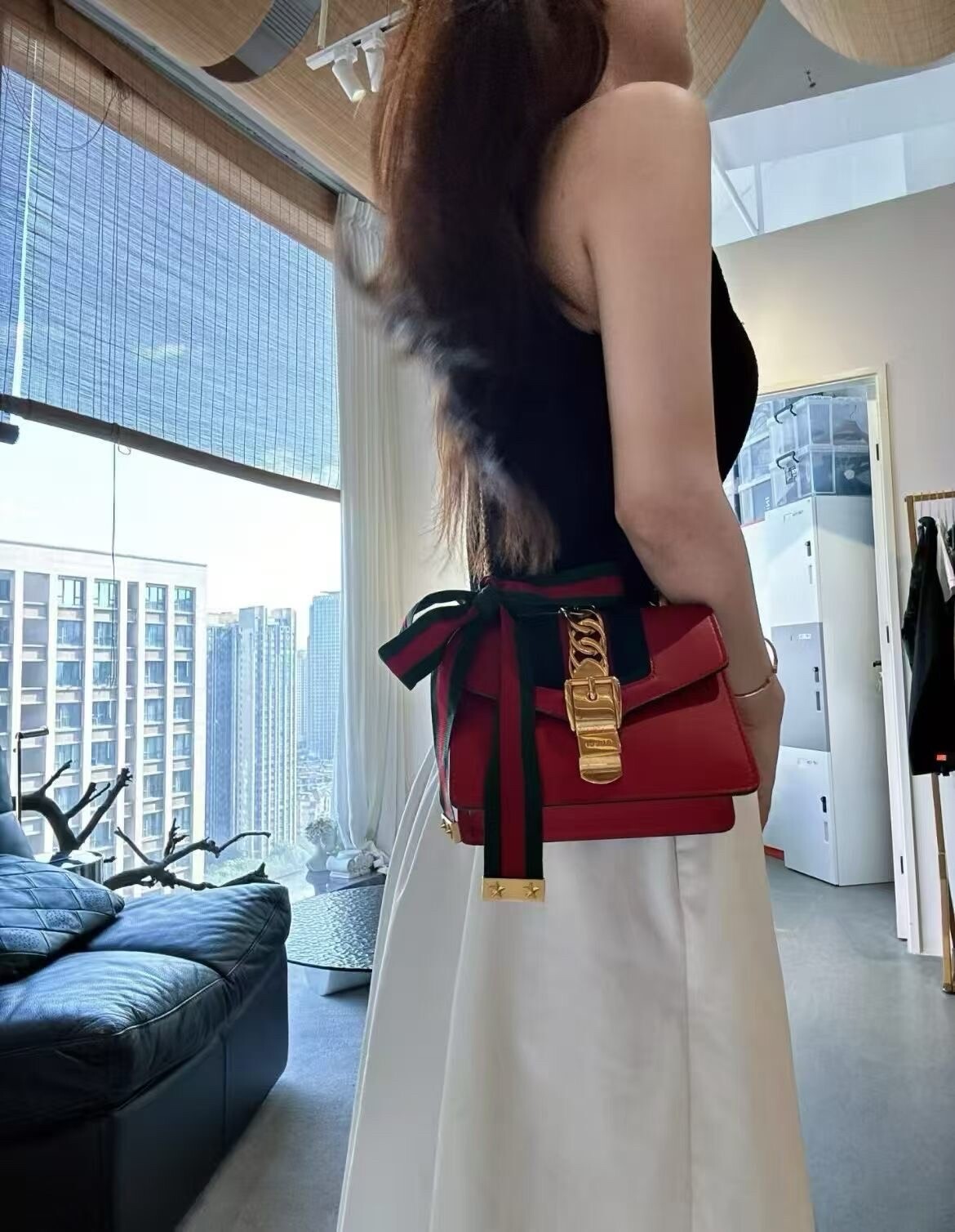 明天晚上英伟达出财报。收入指引910亿美元，毛利率指引75%，根据期权市场预测股价波动±5.9%。
主要看电话会里提的增量信息
现在市场的疑问早就变了，两年前问GPU够不够，一年前问HBM和电力够不够，现在问的是另一件事：客户有没有足够的钱，把这些动辄几个GW的AI工厂继续建下去，这也是为什么老黄要借 ​