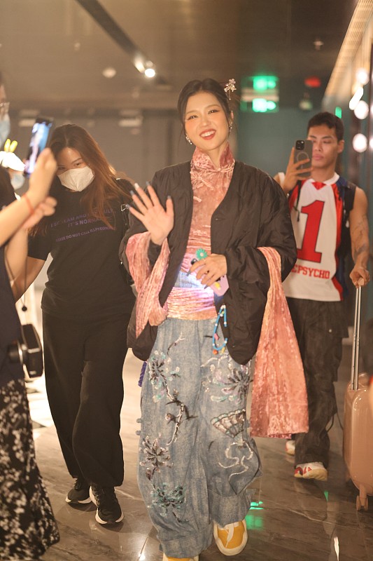 初代网红晚晚做女装月销破千万这事，说实在的半点儿都不意外。
她本就是最早凭借艺术氛围感出圈的一拨人，早年在豆瓣攒下的审美滤镜，到如今还在发挥作用。之前她晒过自己试版的细节，连领口的包边宽度都改了7次，为了找适配的亚麻面料跑了3家江浙沪的工厂，定价大多在300到800区间，刚好卡在普通职场女生努努力就