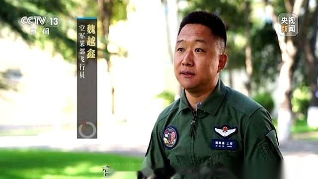 央视公布的中埃联合演习采访里，歼-16飞行员讲了一句大实话：真要贴身肉搏，阵风战机的机动性确实非常刁钻。
但这话后面跟着的现实，却把现代空战的底牌掀了个底朝天——一旦距离拉开到上百公里，阵风连歼-16的影子都抓不住，只能单方面挨打。
近身缠斗，阵风确实有一手绝活。
它机头两侧那对活动小鸭翼，能在空中