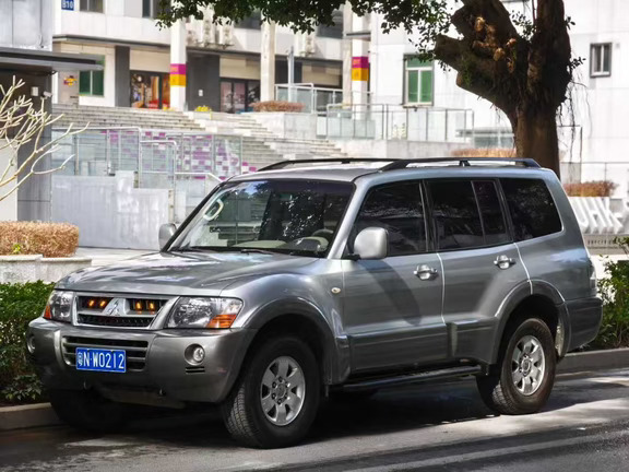 2009年三菱帕杰罗V73，某单位一手车，里外保养都靓，工况好，我拿到车换了油水和一些底盘胶套，整备了气门室垫漏油，换了全新竞技踏板，做了部分划痕油漆，超选四驱好用，到手即开，不用做多余投资，买老车不要贪图一时的便宜，可能你买回来后整备投资都要花大价钱，多的不说，喜欢的来！