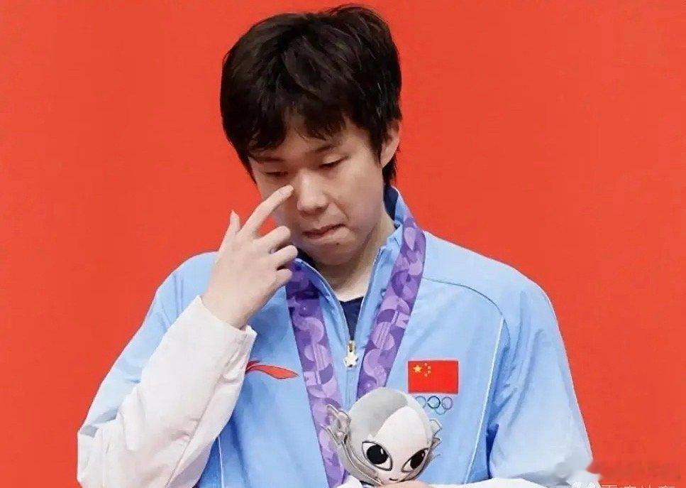 🎙️王楚钦做客央视《亚运之约》，坦诚复盘名古屋亚运会心路历程。

身兼男团、混双、男单三项出战，三线闯入决赛却收获三枚银牌。
他坦言，男团没能拿到理想成绩，消耗掉自己很大一部分精力与能量，后续征战各个单项的时候，内心其实非常痛苦。
支撑他继续站上赛场的，只剩下为国而战、不想输掉外战 ​