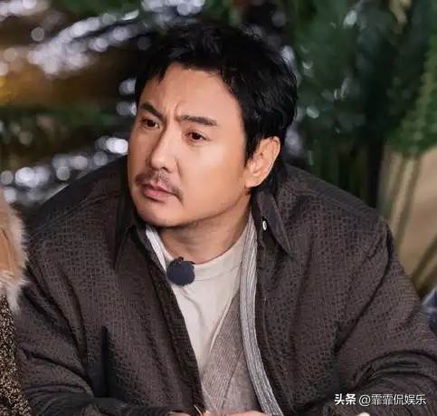 刷到沈腾李小冉最近一起现身话剧舞台的路透，底下全在问他俩是不是也没戏拍了。
仔细想了想，沈腾上一部院线男主作品还是2023年的《满江红》之后客串的几部戏，戏份加起来没超过15分钟，李小冉上一部上星女主剧还停留在两年前的《我们的日子》，最近露面全是话剧和综艺。
其实哪是没戏拍，是现在市面上能给到中生代