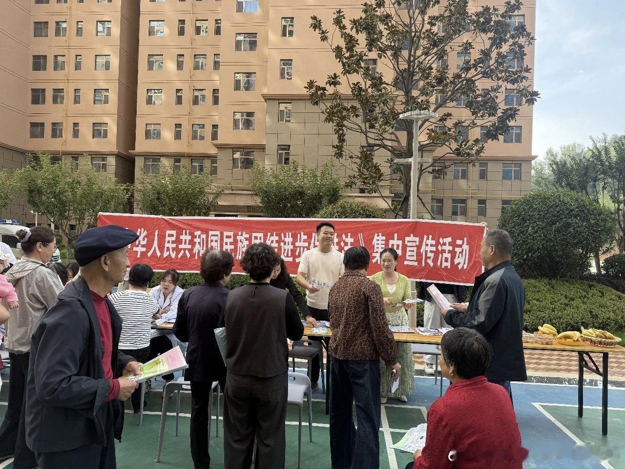 #厚道甘肃##网络中国节﻿·中秋##这么近那么美漫游陇南看山水##网络文明陇风清##网络中国节#银杏树镇：中秋普法进社区 平安宣传暖人心 ​