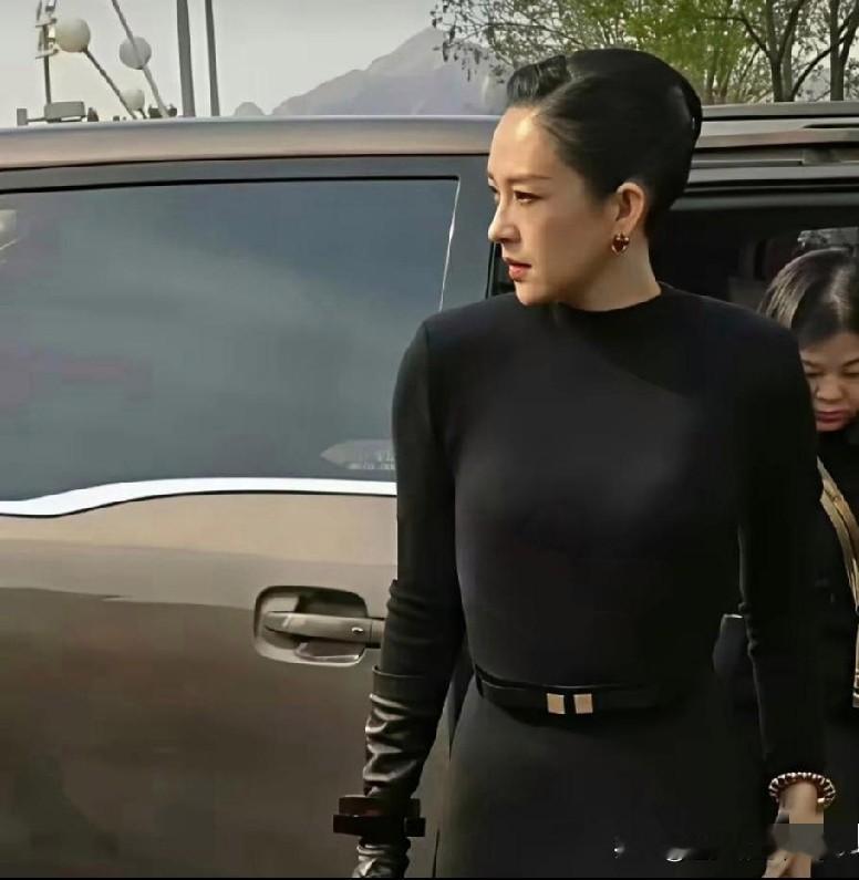 章子怡以前娇小柔美，不知道什么时候变成北方大妞，感觉骨架起码大了两三个码，保姆车挺大的，她都高出来一大截啦[比心]视觉效果真的觉得她大块头的
