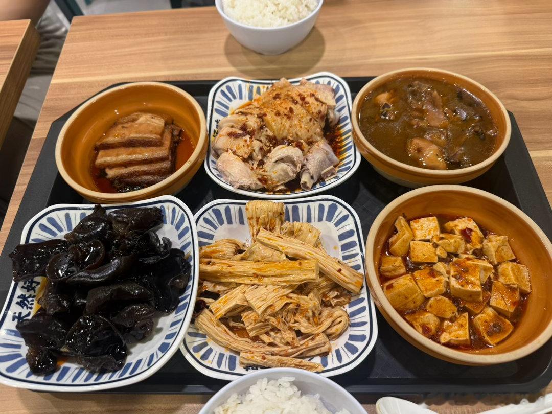 上午给找我预定的姐妹们抢秋月梨（微博抽奖的秋月梨礼物，也全都拍好啦），中午找振东一起吃午饭。这一家是我们这几周的新宠，one-north地铁站的食阁，有空调，店名叫小碗菜，两个人20新币左右😋好好吃饭我的美食日记  ​​​