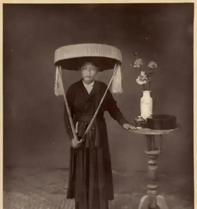 中法战争期间，清军入越南后大量拐卖当地妇女到广东。
冯子材坐在大帐里，盯着案头那份刚送来的军报，手指重重敲在“溃退”两个字上。帐外亲兵都不敢出声，他们知道大帅的脾气——上次砍了七个拐子，血还没渗进土里就晒干了。
“传王管带。”冯子材声音不高。王管带进帐时腿有点软，他是右翼那个哨的上级。
“你的人跑了