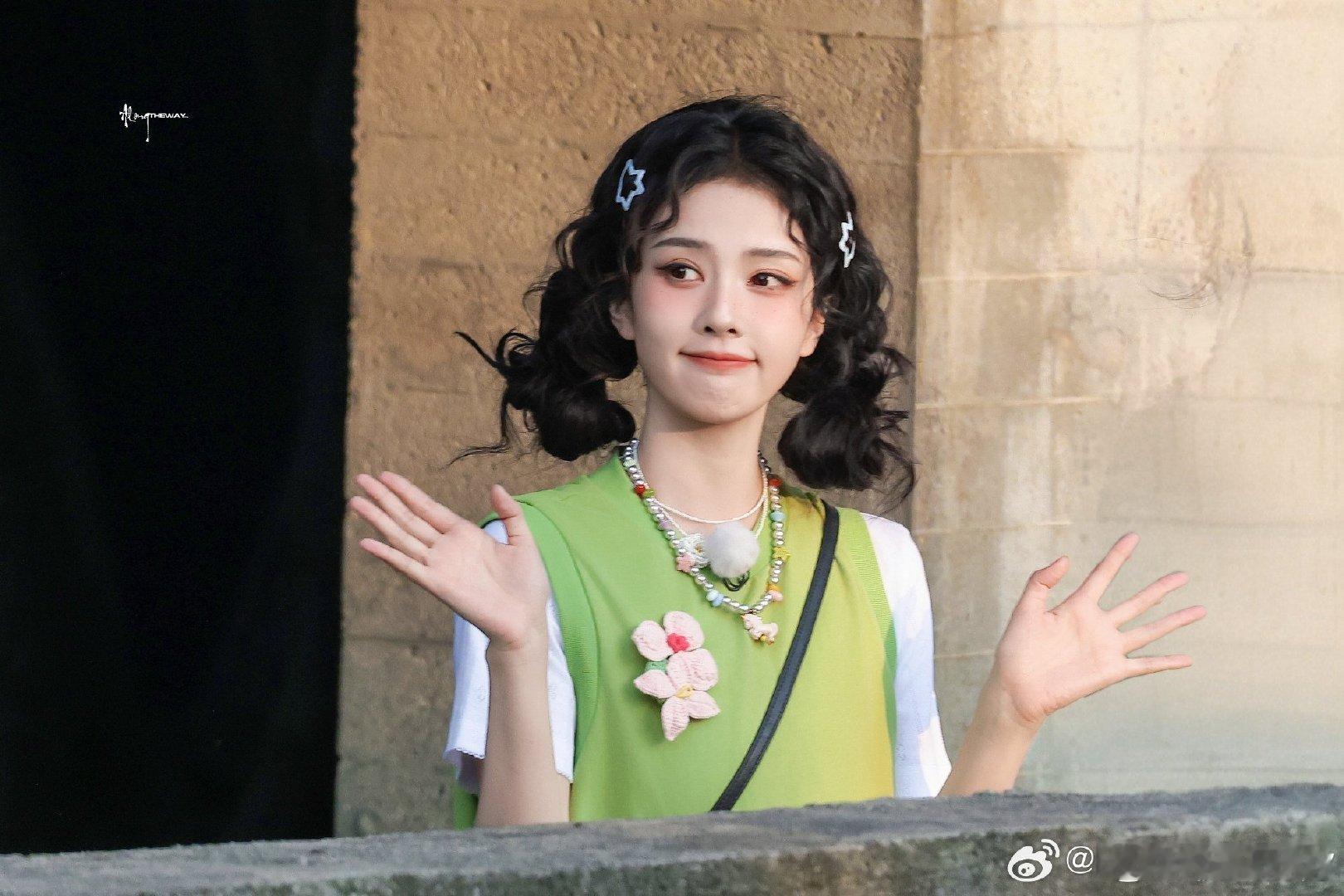 #白鹿[超话]# 平淡的生活里，你的笑总能治愈我生活的每一个角落    白梦妍 ​