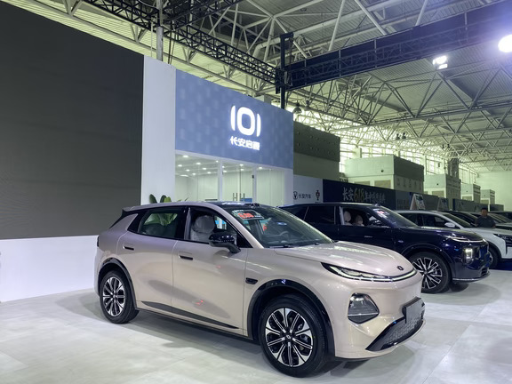 #车圈超帅SUV #长安启源全新Q05
	
十万以内纯电SUV看这里✨长安启源Q05
6.99万起，405/506km双续航可选
2735mm越级大轴距，后排宽敞，后备箱能装露营全套装备
3C快充，15分钟30%-80%，喝杯咖啡续航直接拉满
宁德时代电池，用车成本低，通勤家用代步闭眼冲！
#长安启源Q05 #家用纯电SUV