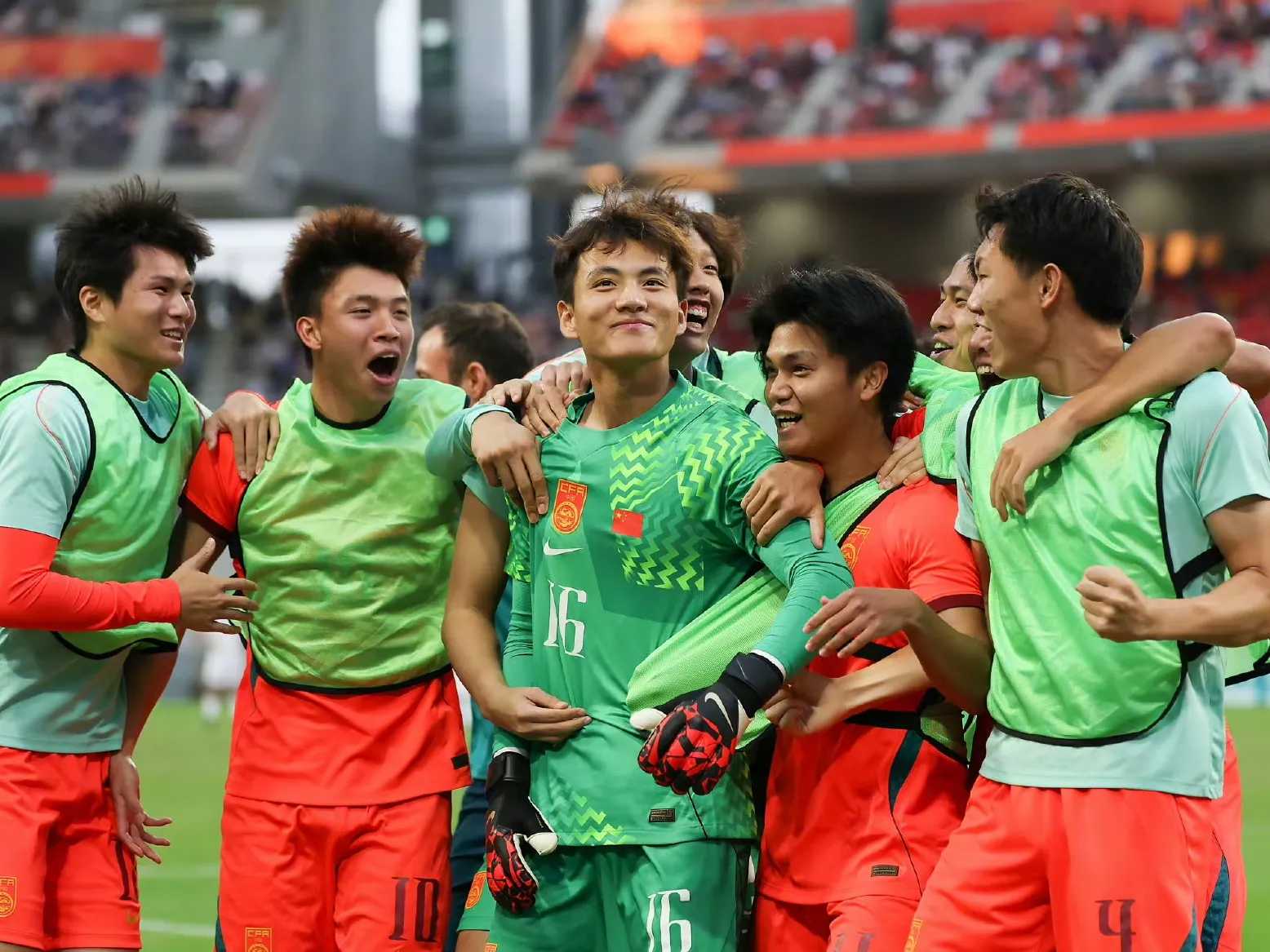 亚运会男足奖牌榜
2026亚运会男足项目赛事全部结束，最终奖牌榜出炉，具体如下:
冠军🥇:韩国队🇰🇷
亚军🥈:日本队🇯🇵
季军🥉:中国队🇨🇳

男足决赛，韩国最终1-0击败日本，夺得亚运男足金牌，连续四届亚运会夺金，并且连续三届在决赛击败日本，历史第7次夺得亚运金牌。

男足铜牌赛，中国队在常规时间