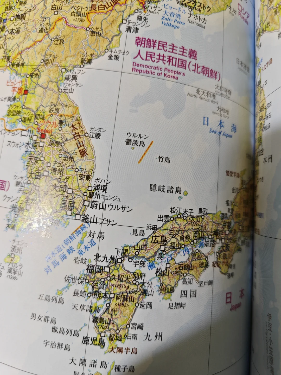 日本书店里拍的一张地图，有两个关注点
