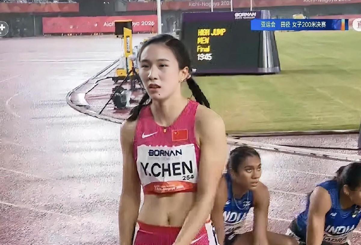 17岁陈妤颉200米22秒93摘银，百米夺金后的双冠梦卡在0.15秒上。名古屋的跑道还没散味，她刚在百米封神，转头200米末段被新加坡佩雷拉22秒78压过去，小孩姐咬着牙冲线，银牌挂脖子上的时候眼神还不服。咱们看比赛别光骂可惜，17岁能把100米和200米都站上亚洲之巅，本来就不是天降完美，是天赋撞