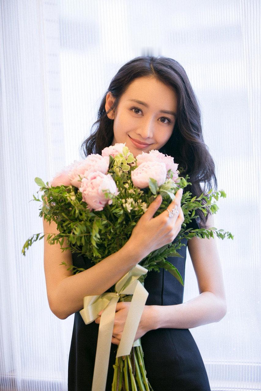 #王鸥[超话]#  [送花花]#王鸥每一帧都好美# 
✍🏻考古（9/30）
人比花美🥰 ​