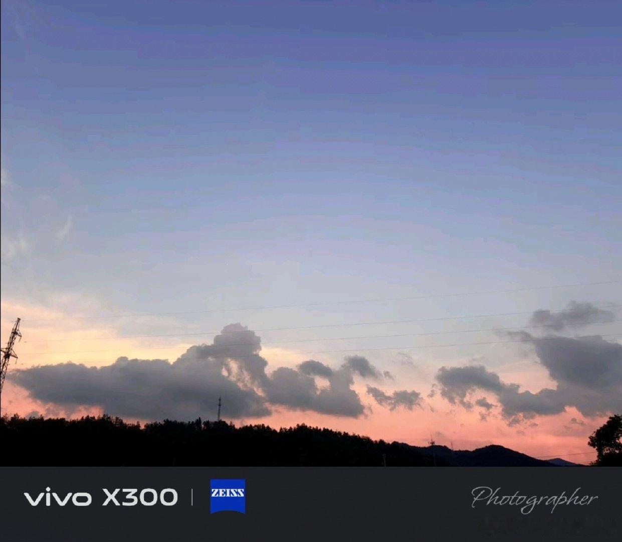 #vivo[超话]##vivo超话# 黄昏时分的山野，天边晕开粉紫色霞光，看着这片渐变天空，所有烦恼都暂时放下了。 ​