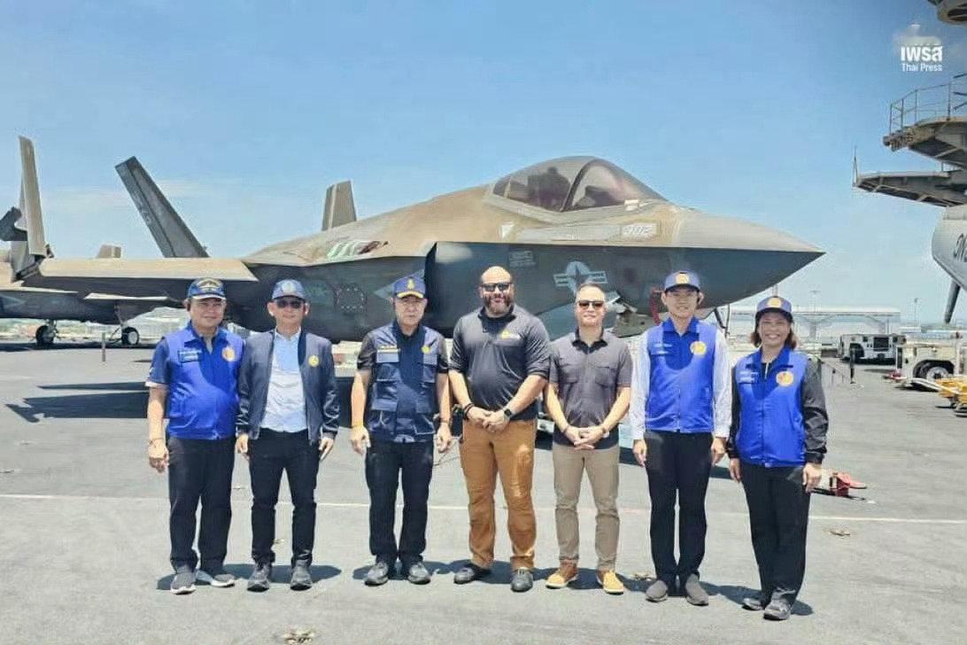 泰方官员登上停靠泰国的美国林肯号航母 ​​​，你很难想象F-35C舰载机的隐形涂料能变成这个屌样……[二哈]#海外新鲜事# ​