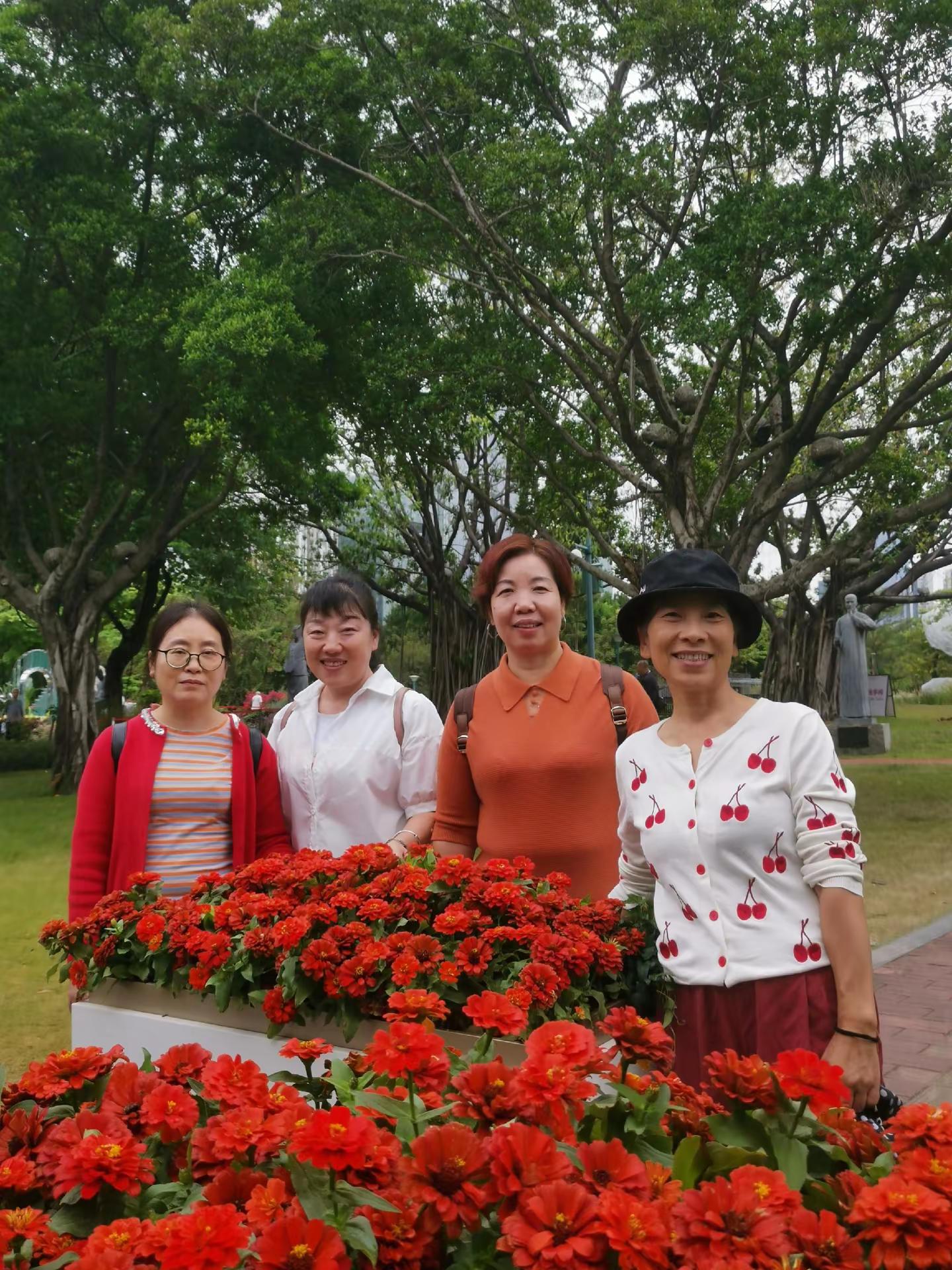 几个老友去花城汇转了一天。