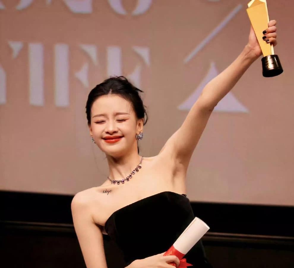 孙怡在平遥影展拿下费穆荣誉最佳女演员，台上哽咽着感谢搭档章宇，镜头切到台下，董子健坐在评审席上微笑着鼓掌，全程神态平和。就这几秒的画面，热搜挂了一整天。很多人第一反应是“过期糖”，但说实话，真别想太多。董子健这次的身份是影展评审主席，颁奖礼上为获奖同行鼓掌本来就是基本礼数，换谁坐那儿都一样。真正戳我