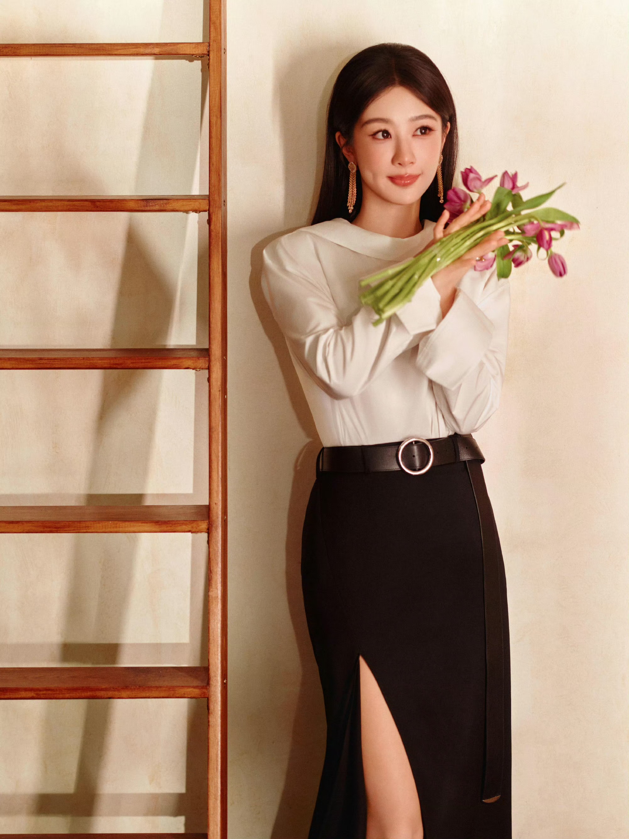 从杨紫最新写真来看，杨紫的颜值以及气质得越来越符合大众审美了。说实在话，小编小时候在电视荧幕上看《家有儿女》的时候，并没有觉得杨紫有多好看，只能说颜值不算太惊艳，但也说不上丑。可能那时候小编欣赏不来漏额头造型。不过如今女大十八变，她早已褪去儿时得稚嫩，转变为成熟大姐姐，身上不自觉散发一种吸引人气质，