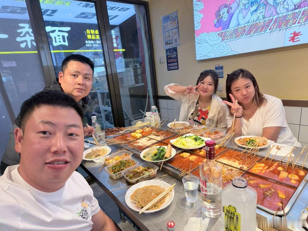 成都的朋友，说喜欢吃串串 我带他来尝尝昌平串串 ​​​