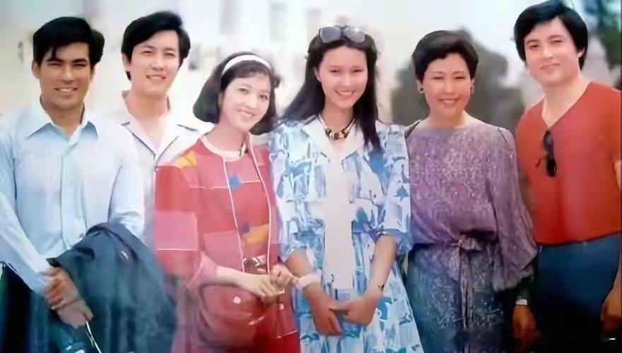 官媒点名表扬19位立场鲜明的台湾艺人：黄安、吴奇隆、陈妍希、张晨光、汪东城、何润东、朱孝天、刘畊宏、张庭、林瑞阳、欧阳娜娜、欧阳娣娣、吴慷仁、刘乐妍等，国庆公开发声祝福祖国，支持祖国统一✨
而常年在内地发展的林心如、蔡依林，此次全程保持沉默。 ​