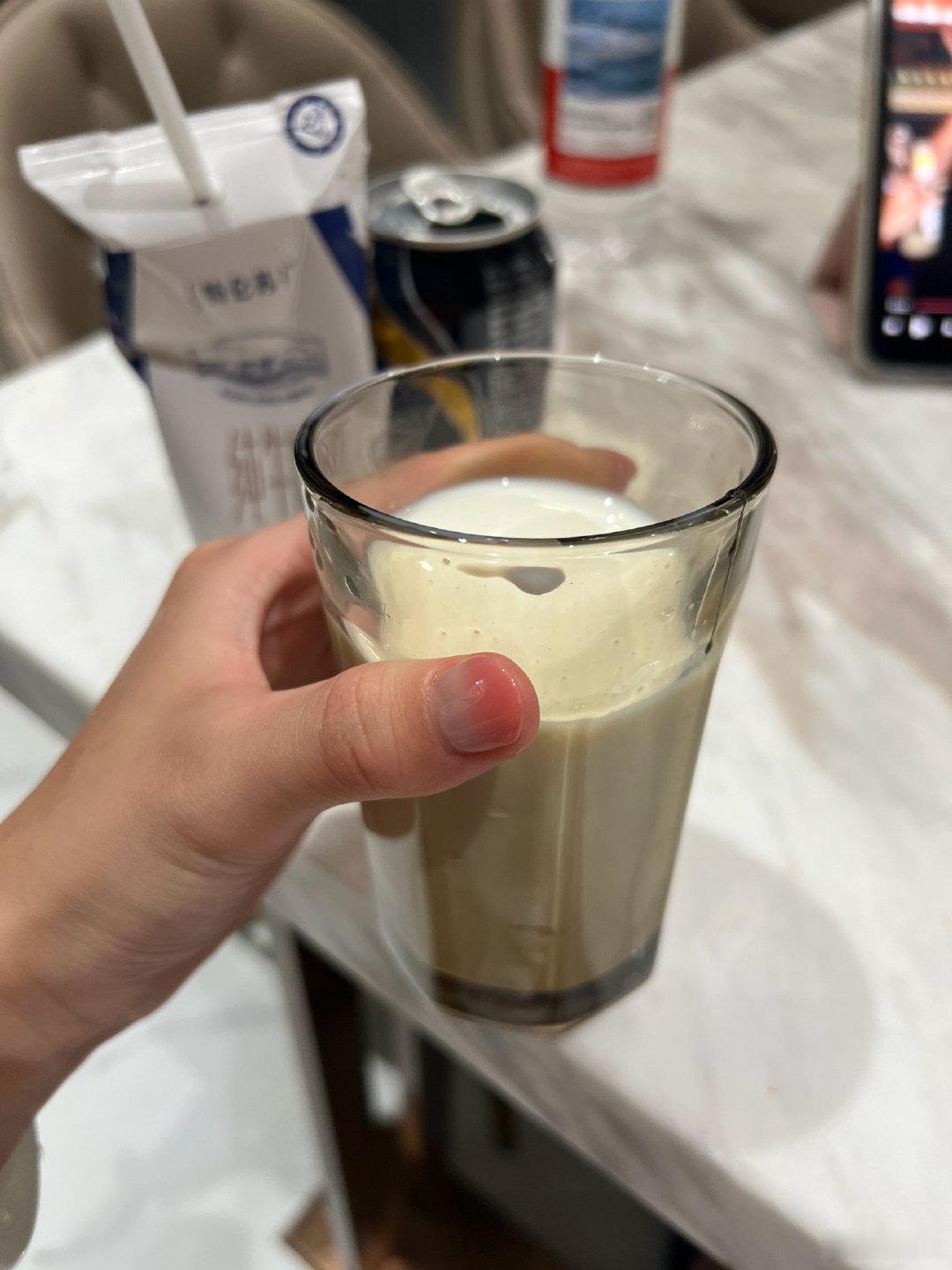 自制了牛奶+蜂蜜 直接就是蜂蜜牛奶 好好喝啊我靠 我还特地问了chatgpt 是可以这么喝的 ​