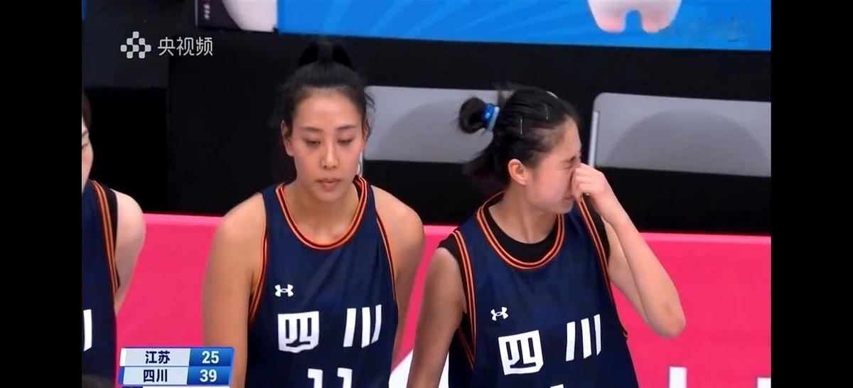 一名身材出众的女篮运动员，正逐渐走进国家队的视野。  她的腿长、臂展惊...