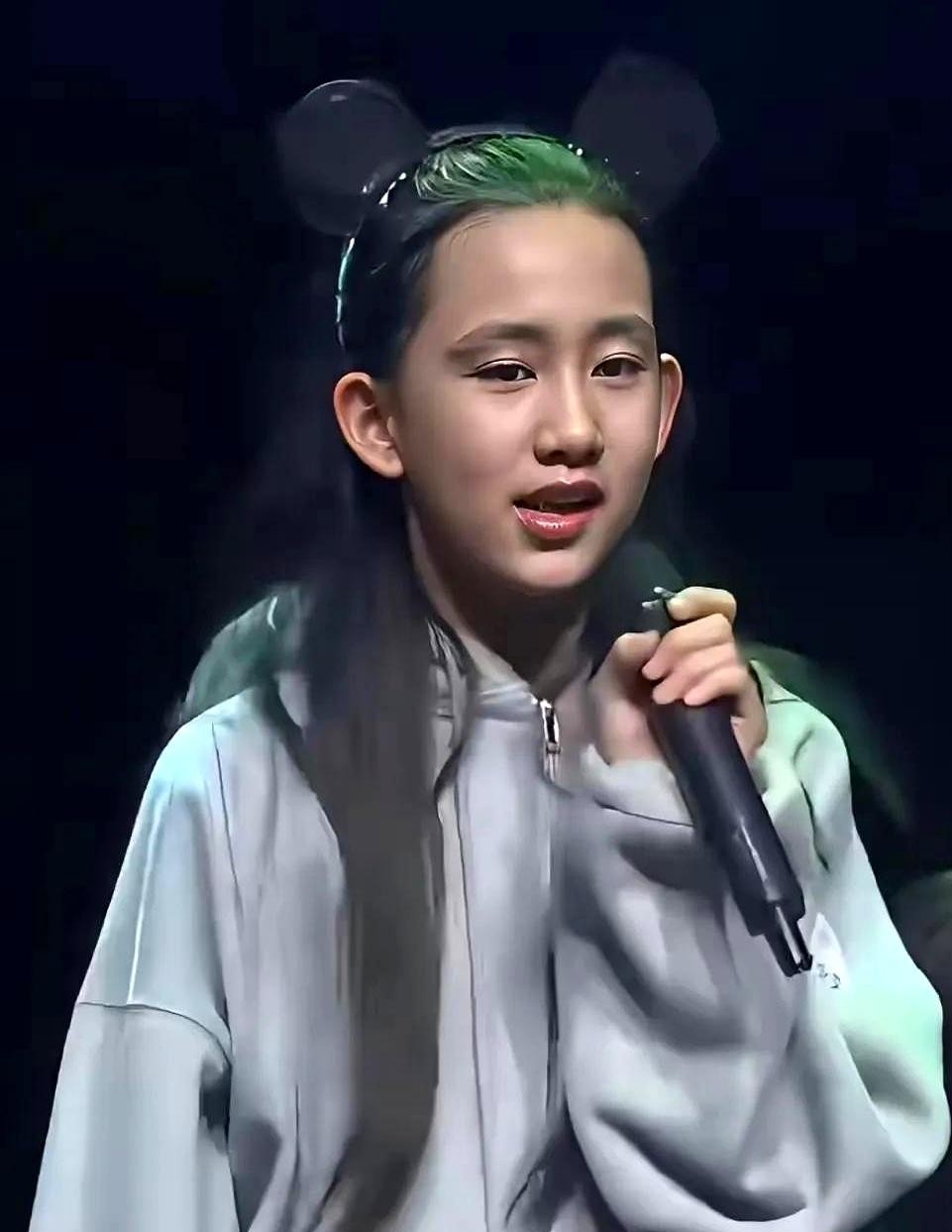 黄磊就算砸进去真金白银给二女儿铺路，想在镜头前把人捧红，难度也比当年难上好几倍。
核心问题压根不是资源够不够，而是这孩子跟现在的黄磊长得太像了。
二十多年前，他在荧幕上演徐志摩，一身长衫、戴副眼镜，书卷气浓得化不开，是公认的初代文艺男神。
可这些年在各种综艺里频繁露脸，好为人师的说教、厨房里翻