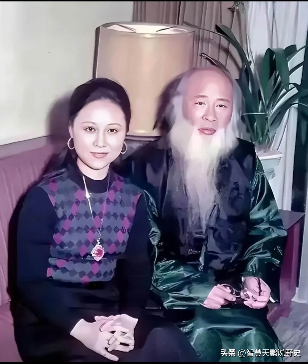 1981年台北摩耶精舍里最动人的一幕：42岁的琼瑶与82岁的张大千并肩而坐，温婉与仙风道骨相映成趣。这绝非一次寻常拜访，而是一场跨越三代师门渊源的文坛佳话！

原来，琼瑶的祖父陈墨西与张大千同拜晚清书画大师李瑞清门下。按辈分，张大千是琼瑶名副其实的“祖辈”。当年琼瑶为帮丈夫平鑫涛争取画册出版授权登门