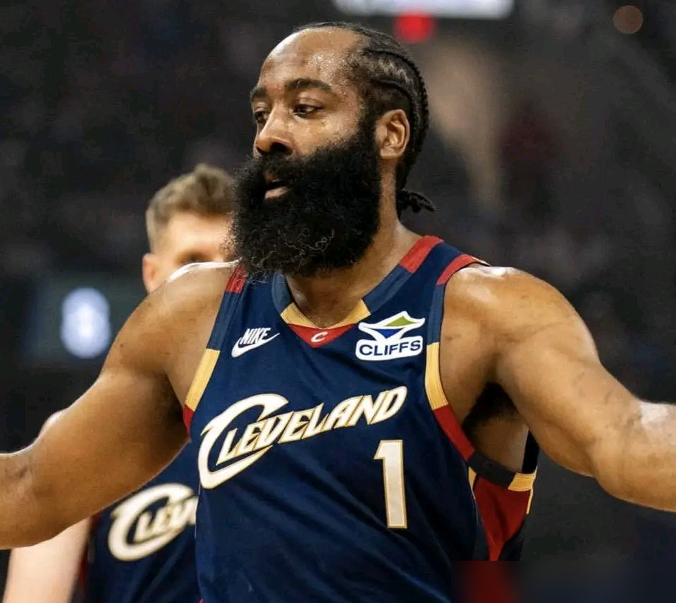 美媒刚抖出一份吓人的数据，NBA历史上最变态的纪录，竟然被哈登死死捏在手里。
单场砍50分挺难，拿三双也不易，把50分和三双揉在一起，整个联盟历史也就8个人做到。
约基奇现在这么猛，总共才拿到2次，三双狂魔威少，拼了命也只有3次。
而哈登，一个人直接包揽了5次，稳稳坐在历史第一。
更离谱的是