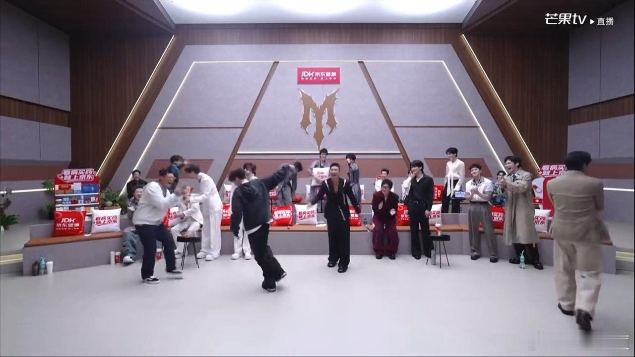 #艾热曾辉即将迎来当面审判##披荆斩棘#名场面后续有了新进展，艾热曾辉组队成团，这下终于可以当面交流一下说唱的正确打开方式。 ​