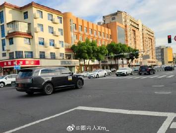 小米澎程这恐怖的体型。。这恐怖的压迫力。<br />怪不得雷总说这车也...