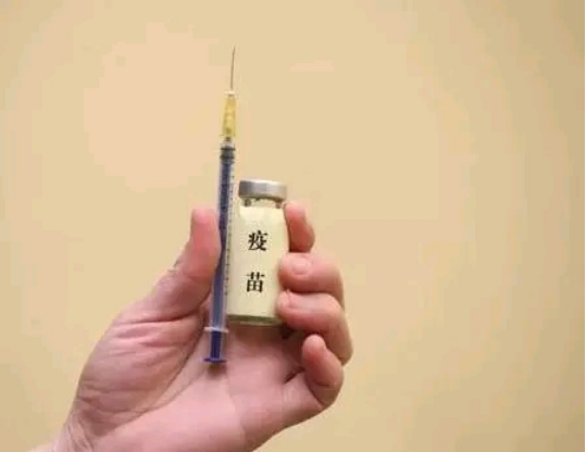 打一针管数月的降压疫苗要来了
 
事件概况
 
近期国产降压治疗性疫苗HJY‑ATRQβ‑001传来新进展，Ⅰ期临床试验已经达成预设终点，即将正式开启Ⅱ期临床研究。这款属于治疗性疫苗，不是打了用来预防高血压，而是给已经患病的患者做治疗，注射之后刺激人体产生特异性降压抗体，药效可以维持数月，一年仅需注