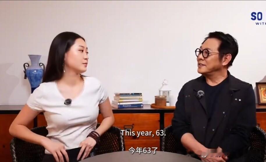 说实话。
我一点不别扭。
李连杰被女儿采访，他英语磕磕巴巴，女儿一口流利英文，两个华人全程不说中文，看着怪，其实——
女儿从小在国外长大，英语就是母语，中文反倒生疏。李连杰结结巴巴地硬撑，是顺着女儿来，怕她讲得不痛快。外人听着别扭，可这几句磕巴的话，恰恰是当爸的笨拙心意。