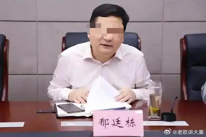 #杭州酒局事件反映了哪些社会问题#
杭州酒局强制猥亵案，远不止是一起刑事案件。
 
公职人员与企业高管参与的商务饭局，最后演变成侵害人身安全的悲剧，撕开了当下几处扎心的社会痛点。
 
畸形的酒桌应酬文化，把赴宴当成职场服从性测试，很多人迫于权力差距，连拒绝酒局都要付出职场代价；政商社交边 ​
