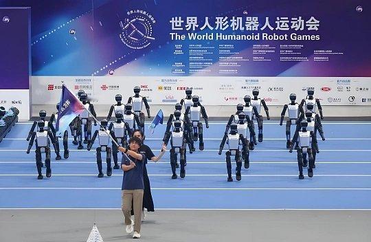#2026世界人形机器人运动会#当机器人站上奥运场馆的赛场，体育精神和科创精神完成了奇妙交融。
百米冲刺、跳高跳远、足球对抗，机器人展现出超越人类的运动天赋；而家庭、工业、应急场景的实操比拼，让我们看见人形机器人真正的价值所在。
赛事不止是输赢，更是全球机器人领域的交流平台。各国团队同台 ​
