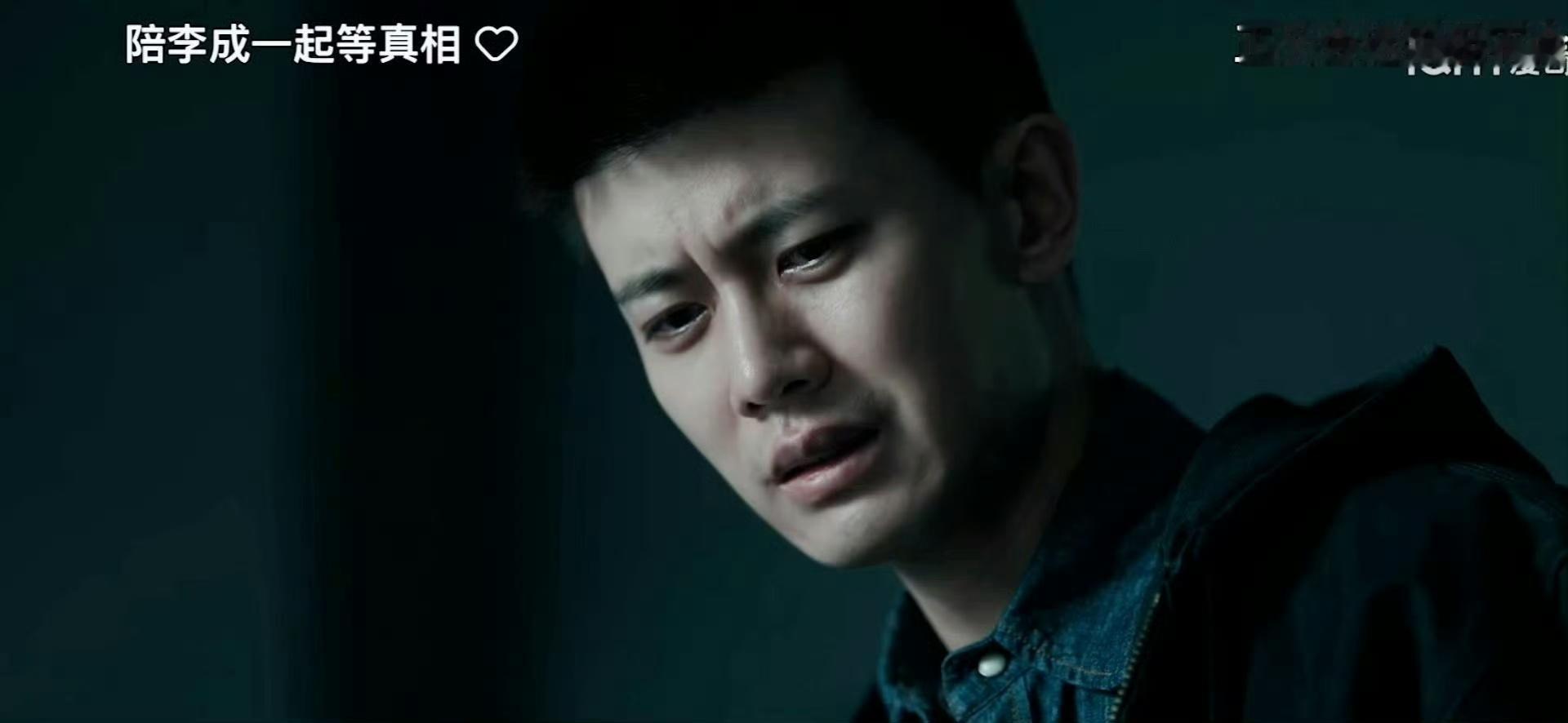 法治周末报对#任嘉伦深渊无间# 原著作者深蓝的专访🈶[不愧是你]
原著李成去太平间见师父最后一面，写得十分简略，并没有放大人物的情绪，属于一段留白很重的戏，很考验演员分寸。多一分刻意煽情，少一分则寡淡无力！
任嘉伦很明显抓住了李成那一刻的心境！没有撕心裂肺的爆发，没有刻意的哭戏，悲痛 ​