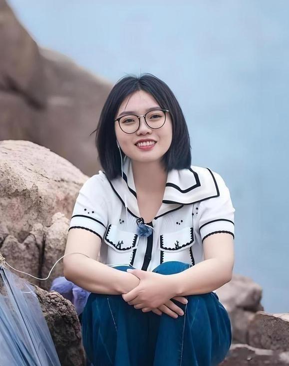 撒贝宁问李雪琴：“你北大啥专业的？”李雪琴笑着说：“说不出口的专业。”撒贝宁一脸惊讶，接着问：“北大还有啥专业说不出口？”李雪琴揭晓答案——新，让人纳闷这专业有啥不好意思说的，撒贝宁立刻就接话呼应了。李雪琴小时候没别的本事，就是坐不住，但特别爱学习。她就像开了学霸挂一样，经常考第一，还开玩笑说就算不
