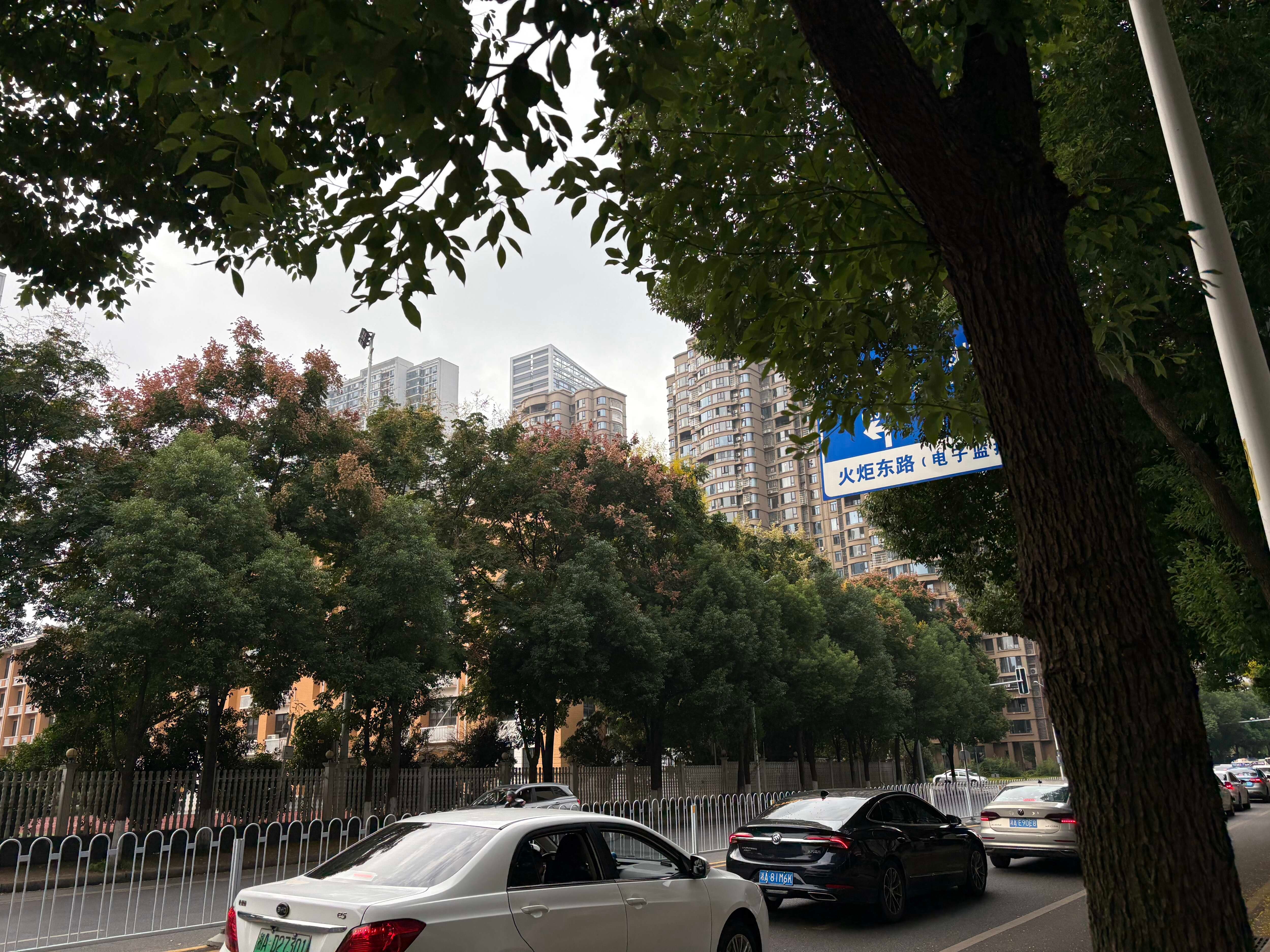 风里已经有了秋的味道🍂 取快递，风裹着凉丝丝的清爽 短袖换了薄针织...